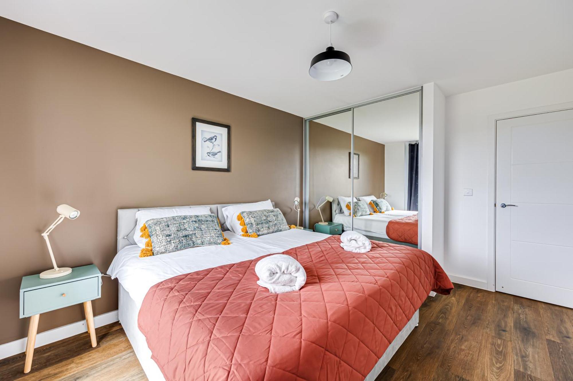 Penthouse Apartment - City Centre - Secure Parking, Balcony, Self-Check-In, Fast Wifi And Smart Tv With Netflix By Yoko Property Milton Keynes Bagian luar foto