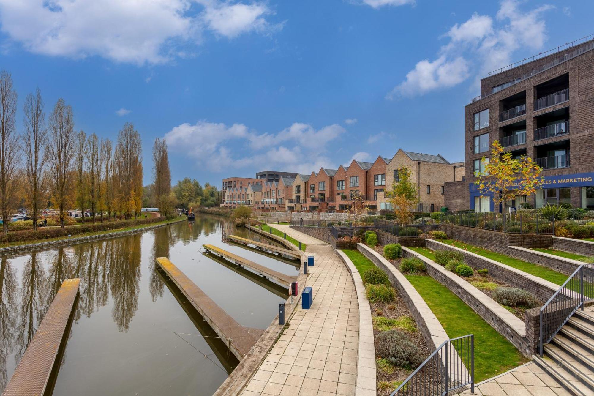 Penthouse Apartment - City Centre - Secure Parking, Balcony, Self-Check-In, Fast Wifi And Smart Tv With Netflix By Yoko Property Milton Keynes Bagian luar foto