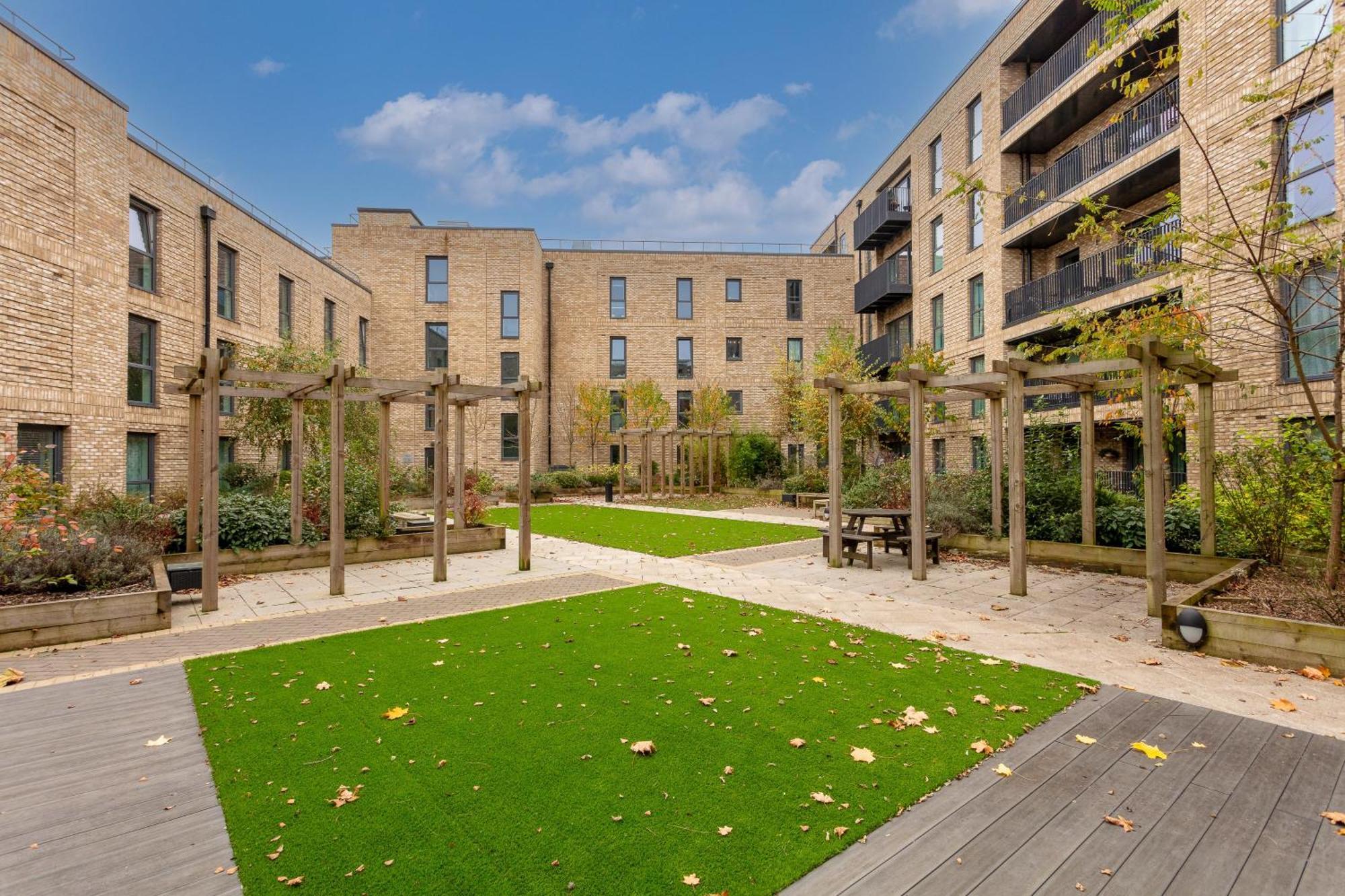 Penthouse Apartment - City Centre - Secure Parking, Balcony, Self-Check-In, Fast Wifi And Smart Tv With Netflix By Yoko Property Milton Keynes Bagian luar foto