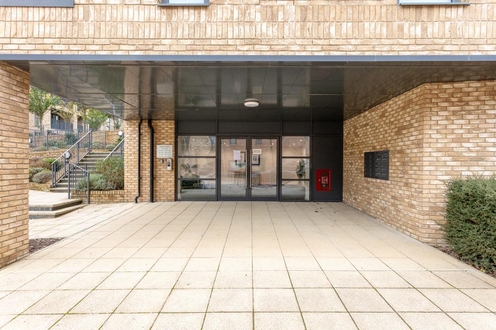 Penthouse Apartment - City Centre - Secure Parking, Balcony, Self-Check-In, Fast Wifi And Smart Tv With Netflix By Yoko Property Milton Keynes Bagian luar foto