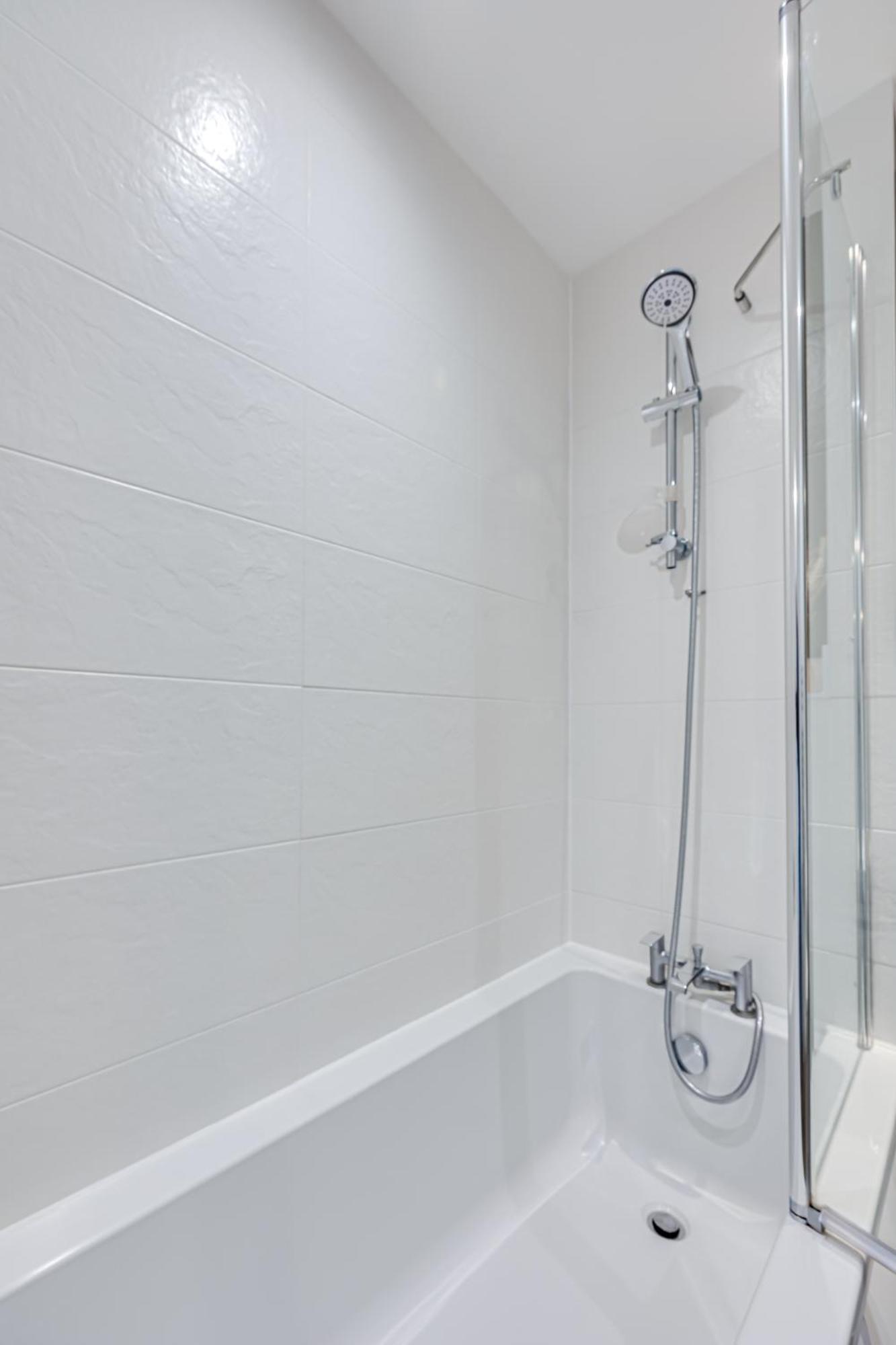 Penthouse Apartment - City Centre - Secure Parking, Balcony, Self-Check-In, Fast Wifi And Smart Tv With Netflix By Yoko Property Milton Keynes Bagian luar foto